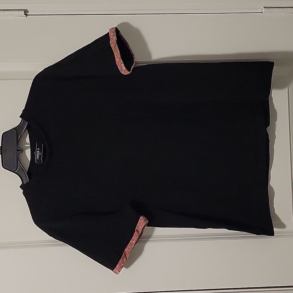 Like New Forever 21 Men Black T-Shirt with Tropical Accent on Sleeves 🌈